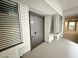 玄関ドアには防犯性の高い『ダブルロック』と『鎌付デッドボルト』を採用。安心のセキュリティ。