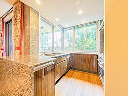 【キッチン】まるで屋外でお料理をしているような開放感ある広々キッチンです。※画像はCGにより家具等の削除、床・壁紙等を加工した空室リフォーム後イメージです。リフォームには別途費用がかかります。