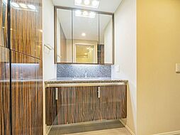 【洗面化粧台】カウンタートップには高級感もあり耐久性にも優れた天然御影石を使用。※画像はCGにより家具等の削除、床・壁紙等を加工した空室リフォーム後イメージです。リフォームには別途費用がかかります。