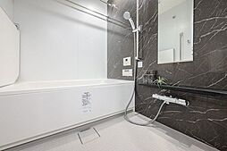 低床型のユニットバスは、ミストサウナや浴室暖房乾燥機が搭載されています。