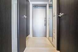 玄関には嬉しい人感センサー付です。両手がふさがっている時にも便利ですね。