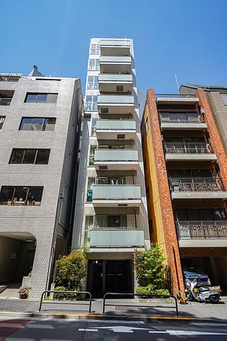 スタイリッシュなエントランスは一番町に相応しい佇まいです。
