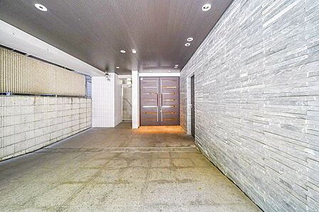 住まいの第一印象を決めるエントランスホール。清潔感もあり、管理の良さがうかがえます。