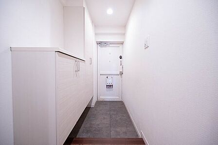 玄関には嬉しい人感センサー付です。両手がふさがっている時にも便利ですね。