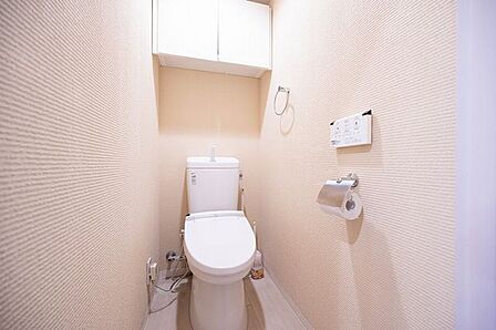 温水洗浄便座付きのトイレです。吊戸棚などの収納も使い勝手良好!