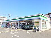 ファミリーマートまで220m