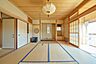 リビング/ダイニング：風情ある日本家屋、静寂の中で歴史と芸術が息づく美しい外観。