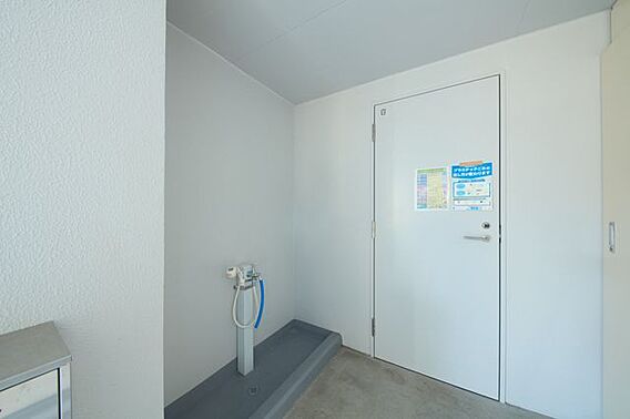 ゴミ置き場は管...