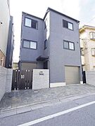 重厚感ある外観デザインが印象的な3階建住宅。インナーガレージ付きで雨の日も安心。街並みに映えるスタイリッシュな佇まいです。