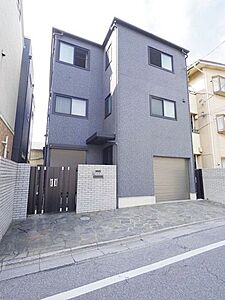 外観:重厚感ある外観デザインが印象的な3階建住宅。インナーガレージ付きで雨の日も安心。街並みに映えるスタイリッシュな佇まいです。 外観:重厚感ある外観デザインが印象的な3階建住宅。インナーガレージ付きで雨の日も安心。街並みに映えるスタイリッシュな佇まいです。