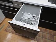 洗浄から乾燥まで全自動！ 実は手洗いより節水になり、複雑な形状の物を洗うのも簡単です。また、手洗いでは出来ない「高温のお湯」でしっかり洗浄することで雑菌を繁殖させにくいといった効果もあります