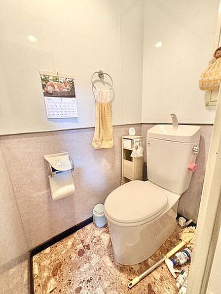 落ち着いた色合いで清潔感のあるトイレ。毎日気持ちよくお使いいただける空間です。