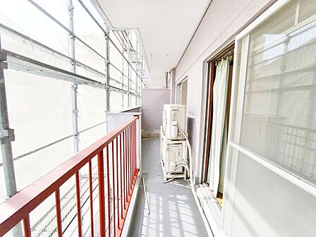 屋根付きのバルコニーは、床材張り替えや手すり塗装で雰囲気が一新。植物や家具も置きやすく、快適なアウトドア空間として魅力を高められます。