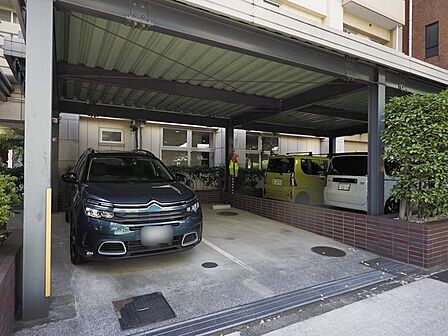 敷地内には駐車場も完備。お家を出てからすぐに乗車できるため、通勤はもちろんの事、日々のお買い物や、ご家族での旅行など様々なシーンで活躍します。(空き状況はお問合せください)
