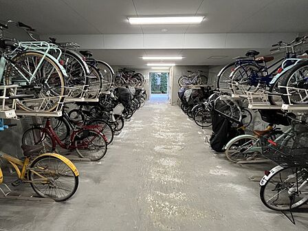 建物内に駐輪場あり!1台づつ余裕をもって自転車を止めることができます♪