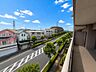 その他：前面は幅の大きな道路なので、陽当り通風良好です。