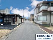 東側前面道路は約5.3ｍのゆとりある広さの幅員です。