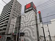 西友 徒歩13分。スーパー 1010m
