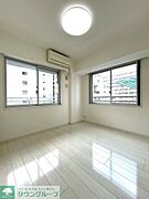 南西洋室約5.5帖（クリーニング前）※照明器具撤去予定
