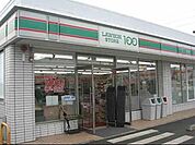 ローソンストア100 徒歩9分。コンビニ 700m