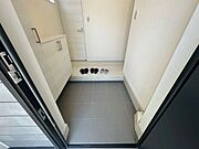 備え付けのシューズクローゼットが家族全員の靴をスッキリ整理してくれるため、玄関をいつも清潔に保ち、気持ちよく外出できます♪