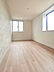 室内：部屋ごとに異なるアクセントクロスがおしゃれな3階洋室。自然光がやさしく差し込み、子供部屋や書斎、主寝室と使い方は自由自在。「誰がどの部屋にする？」と家族で選ぶ時間も楽しめます。