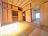 和室：２階和室６．０帖南側　居室の収納も大容量！バルコニーで干したふかふかのお布団をすぐにしまえます。（R8年10月3日撮影）