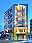 夕方以降になると間接照明が点灯しモダンな雰囲気に変わるビルです。