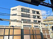 京急線逗子・葉山駅のホームからテナントビルが見えます。宣伝効果もあります。