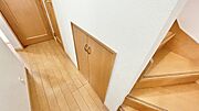 あると便利な寒暖下収納。 トイレットペーパーなどの生活必需品などのストック収納に便利です。
