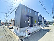 陽当たりのいい広い駐車スペースが魅力の新築戸建て。落ち着いたダークトーンの外観がスタイリッシュで、帰るたびちょっと嬉しくなる住まいです。毎日の暮らしをゆったり楽しめる家、ここから始めませんか？