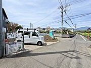 前面道路も交通量が少なく安心して駐車が可能です。