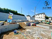 開放感を感じられる約50坪の敷地に佇む新築。近隣に同施工完成がございます。是非一度ご覧になってみてください。