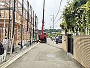 前面道路は比較的交通量が少なく、落ち着いて駐車していただけます。