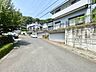 外観：前面道路は、車通りも少なく閑静住宅街です。