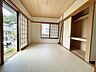 室内：リビングの続き間で6帖の洋室もあります。