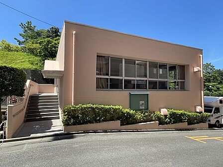 周囲の緑と穏やかに調和する、親しみやすい外観の集会場です。