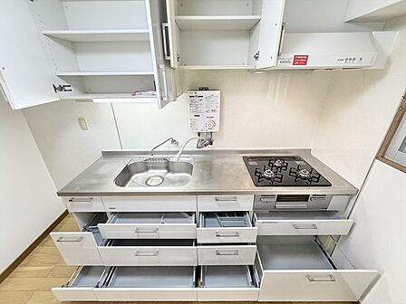 環境とお財布に優しい都市ガスを採用しております。3口コンロに魚焼きグリルもございます。収納力も長けておりますので、お料理についても安心出来そうです。