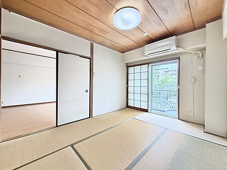 リビング横の約6帖の和室になります。リビングでくつろぐも良し。和室でくつろぐも良し。ごゆっくりとおくつろぎいただける住宅になります。