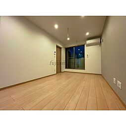 ルーブル 1階ワンルームのリビング/ダイニング