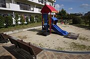 敷地内の遊具のある広場