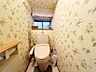 トイレ：小窓がついたトイレは、自然光が差し込み、明るく開放感のある空間に。換気も良好で、湿気や臭いを気にせず快適に過ごせます。