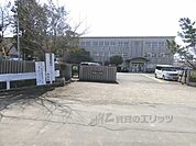 中央小学校まで1350メートル