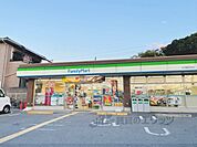 ファミリーマート　枚方藤阪元町店まで700メートル