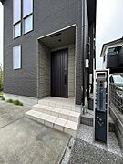 外から見た玄関の様子です