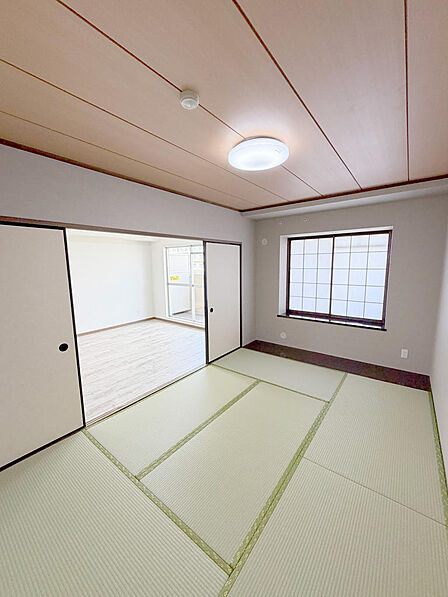 7帖の和室は、客間や寝室としてはもちろん、ご家族がくつろぐ空間としても活躍します。押入付きで収納力もあり、落ち着いた和の雰囲気が日々の暮らしに安らぎをもたらします。