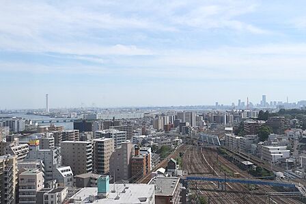 周辺に高い建物がなく、開放感を堪能できる15階からの景色。天気の良い日には、横浜ならではの美しい街並みや遠くの景色まで一望できます。