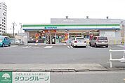 ファミリーマート 徒歩8分。コンビニ 630m