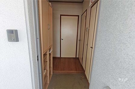玄関には、シューズボックスがございます。玄関周りをすっきりと片付けることができます!
