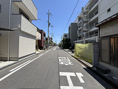物件の北側前面道路（西側から）［2026年5月10日撮影］